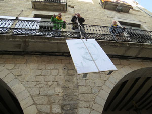 21F Vaga general. Plafons a la pla&ccedil;a del Vi amb els retrats dels presos pol&iacute;tics i els exiliats