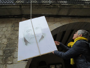 21F Vaga general. Plafons a la pla&ccedil;a del Vi amb els retrats dels presos pol&iacute;tics i els exiliats