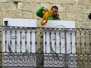 21F Vaga general. Plafons a la pla&ccedil;a del Vi amb els retrats dels presos pol&iacute;tics i els exiliats