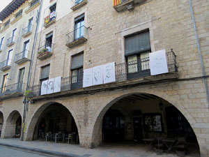 21F Vaga general. Plafons a la pla&ccedil;a del Vi amb els retrats dels presos pol&iacute;tics i els exiliats