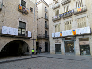 21F Vaga general. Plafons a la pla&ccedil;a del Vi amb els retrats dels presos pol&iacute;tics i els exiliats