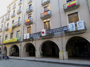 21F Vaga general. Plafons a la pla&ccedil;a del Vi amb els retrats dels presos pol&iacute;tics i els exiliats