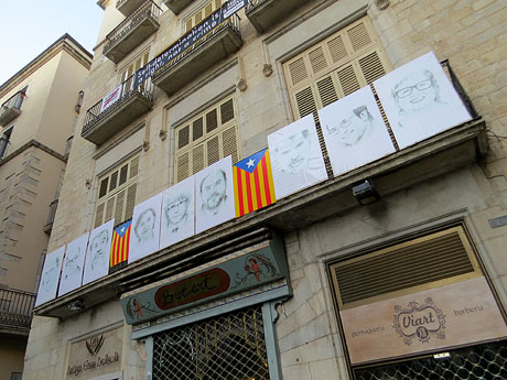 21F Vaga general. Plafons a la pla&ccedil;a del Vi amb els retrats dels presos pol&iacute;tics i els exiliats