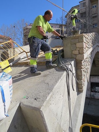 Treballant en l'estructura del pont