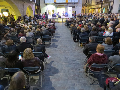 Presentaci&oacute; del llibre '1 judici (pol&iacute;tic) i 100 preguntes' de Jaume Alonso-Cuevillas amb Marcel&middot;la Topor, Llu&iacute;s Llach i Benet Salellas, a la pla&ccedil;a del Vi de Girona