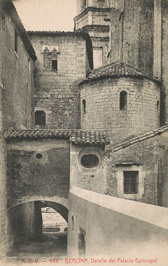 Arc d'accés a la plaça dels Apòstols vist des del carrer bisbe Josep Cartañà. A l'esquerra, el Palau Episcopal i a la dreta, la Catedral de Girona. Entre els dos edificis, la capella de Sant Salvador. 1905-1911