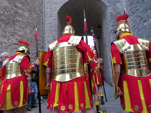 Setmana Santa 2019 a Girona. Sortida dels Manaies per lliurar el Pen&oacute;