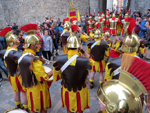 Setmana Santa 2019 a Girona. Sortida dels Manaies per lliurar el Pen&oacute;