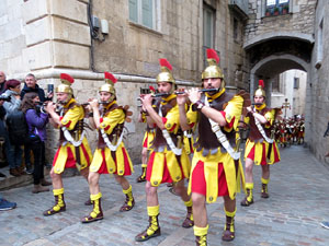 Setmana Santa 2019 a Girona. Sortida dels Manaies per lliurar el Pen&oacute;