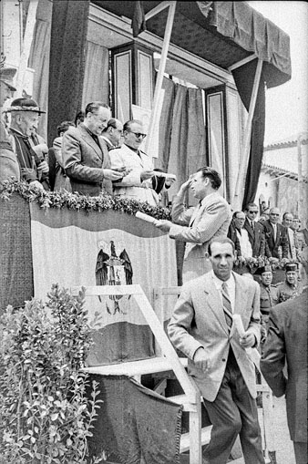 Inauguració oficial del Grup Sant Narcís. Les autoritats a l'acte amb el bisbe, Josep Cartanyà. 2 de juny de 1952