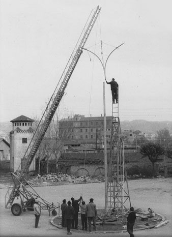 Obres d'enllumenat dels carrers del barri de Sant Narcís. Octubre 1963