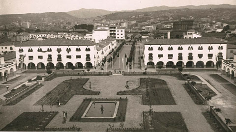 Vista general de la plaça de l'Assumpció. 1960
