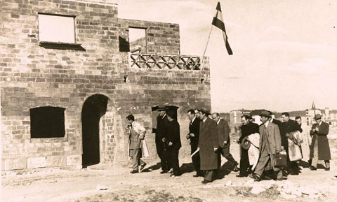 Visita de les autoritats en el primer any de construcció dels habitatges del Grup Sant Narcís. 16 d'octubre 1949