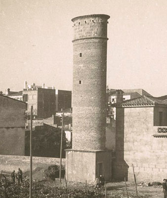 Obres d'urbanització dels carrers del Grup Sant Narcís. En primer terme el dipòsit d'aigua del barri. 29 de desembre de 1949