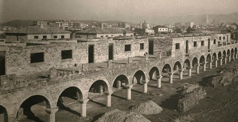 Obres de construcció del porticat de la plaça de l'Assumpció. 26 de desembre de 1949