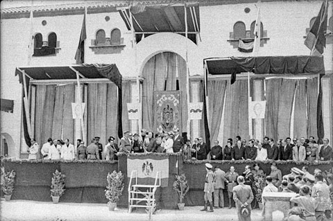Inauguració oficial del Grup Sant Narcís. Les autoritats a l'acte amb el bisbe, Josep Cartanyà. 2 de juny de 1952
