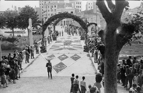 Diada de Corpus. El pont de l'alferes Huarte engalanat amb flors. Al fons, l'actual plaça Salvador Espriu. 16 de juny de 1949
