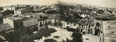 Vista enlairada de la plaça del Veïnat. A l'esquerra, el convent de Santa Clara, on estava instal·lada la presó provincial. 1940-1950