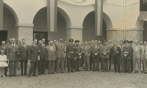 Celebració de la festivitat de la Mercè, patrona de les institucions penitenciàries, a la Presó Provincial de Girona, emplaçada a l'antic convent de Santa Clara al Veïnat. Retrat de grup al pati del centre. 1950-1960
