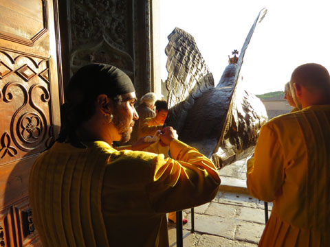 L'&Agrave;liga de la Ciutat, sortint de la Catedral