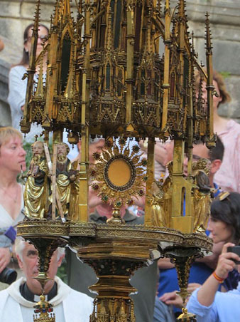 La cust&ograve;dia, baixant les escales de la Catedral