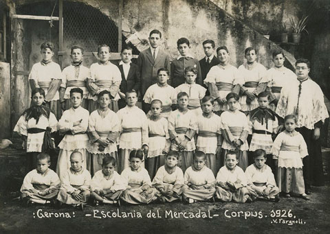 Retrat de grup dels alumnes de l'Escolania del Mercadal, vestits d'escolans, el dia de Corpus. 1924