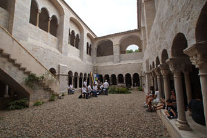 Festa Major de Sant Daniel 2019 - Audici&oacute; i ballada de la Sardana de les monges al claustre del Monestir de Sant Daniel