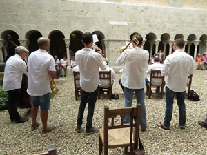 Festa Major de Sant Daniel 2019 - Audici&oacute; i ballada de la Sardana de les monges al claustre del Monestir de Sant Daniel