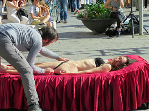 inund'ART 2019. Performance de La Taimada (Olga &Aacute;lvarez & Jordi Cabestany) a la Rambla de la Llibertat