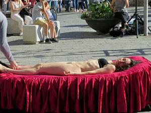 inund'ART 2019. Performance de La Taimada (Olga &Aacute;lvarez & Jordi Cabestany) a la Rambla de la Llibertat