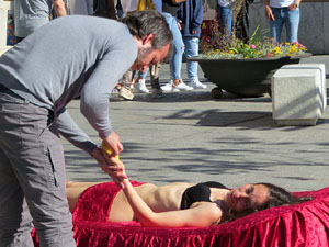 inund'ART 2019. Performance de La Taimada (Olga &Aacute;lvarez & Jordi Cabestany) a la Rambla de la Llibertat