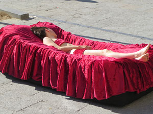 inund'ART 2019. Performance de La Taimada (Olga &Aacute;lvarez & Jordi Cabestany) a la Rambla de la Llibertat
