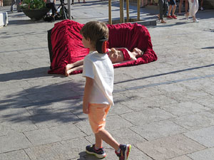 inund'ART 2019. Performance de La Taimada (Olga &Aacute;lvarez & Jordi Cabestany) a la Rambla de la Llibertat