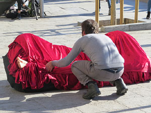 inund'ART 2019. Performance de La Taimada (Olga &Aacute;lvarez & Jordi Cabestany) a la Rambla de la Llibertat