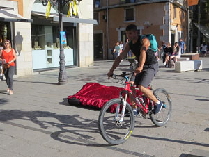inund'ART 2019. Performance de La Taimada (Olga &Aacute;lvarez & Jordi Cabestany) a la Rambla de la Llibertat
