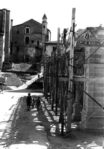 Obres de la Llotja funerària a la plaça Sant Domènec. Ca. 1970