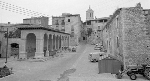 Obres d'enderrocament de la Llotja funerària a la plaça Sant Domènec. Al fons, la Torre Rufina i a la dreta, l'edifici de les Àligues. 1980