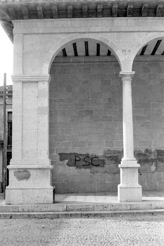 Obres d'enderrocament de la Llotja funerària a la plaça Sant Domènec. 1980