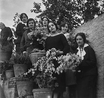Retrat d’unes noies entre les quals s’identifica a Maria Batlle, les germanes Cànovas i les germanes Sureda, al jardí de la torre dels Sureda, al barri de Palau. 1 de maig de 1924