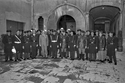 Comiat de l'alcalde, Josep Bonet Cuffí, amb la Policia Municipal a l'Ajuntament. 2 de març 1972