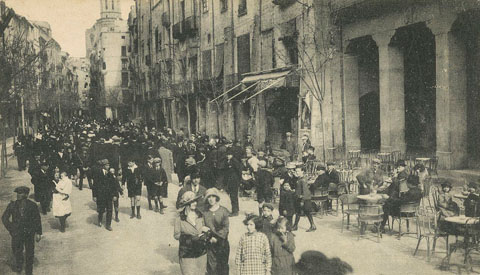 Gent passejant per la Rambla de la Llibertat. 1920-1930