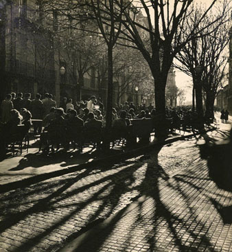 La Rambla de la Llibertat amb terrasses al mig del passeig. 1957