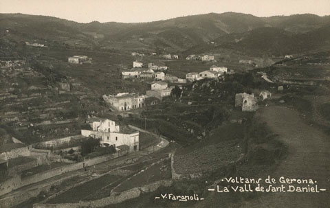 Vista de la vall de Sant Daniel des d'un punt elevat. En primer terme, el carrer de Sant Daniel que mena a la Vall i el riu Galligants. En segon terme, el pont de la font del Bisbe. 1911-1936
