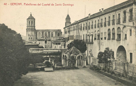 El convent de Sant Domènec durant els anys en què va ser utilitzat com a caserna. En primer terme, els jardins de la caserna amb el claustre que posteriorment es traslladaria al Museu d'Història de la Ciutat. 1906-1918