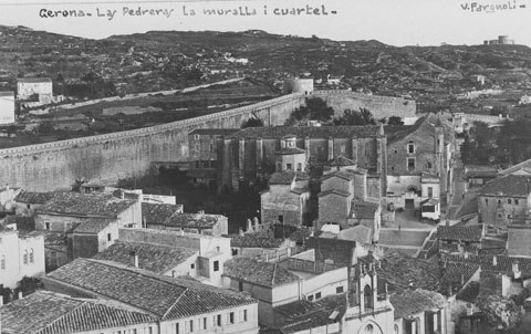 Vista de la muralla amb la torre de Sant Domènec, també anomenada dels Predicadors o dels Sastres. A la part central, el convent de Sant Domènec en funcions de caserna militar. En primer pla, el convent de les Filles de Sant Josep, conegut popularment com les Butinyanes. 1920-1936