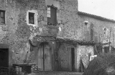 Façana de Can Barrina amb un home a la finestra. 1890-1918