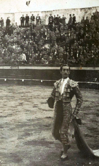 Cursa de toros del torero Manolete a la plaça de braus de Girona, dins els actes de les Fires de Sant Narcís. 1944