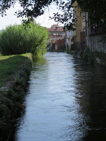 La sèquia Monar passant per Santa Eugènia de Ter