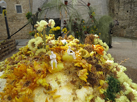 Temps de Flors 2019. Instal·lació 'El planeta groc' a la Plaça de Sant Feliu - Trasfigueres