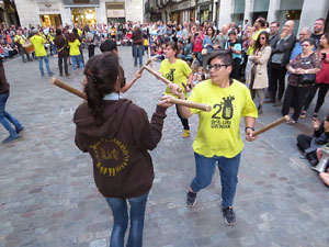 Assaig de Fal·lera Girona amb els bastoners, músics i tota la faràndula festiva